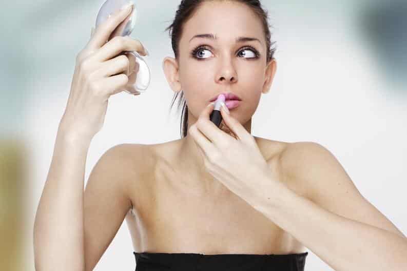 Using expired makeup: is it bad?  Know the risks and how to proceed