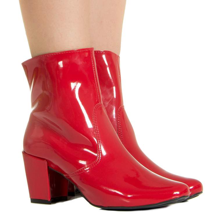 Red boot trend in winter 2018