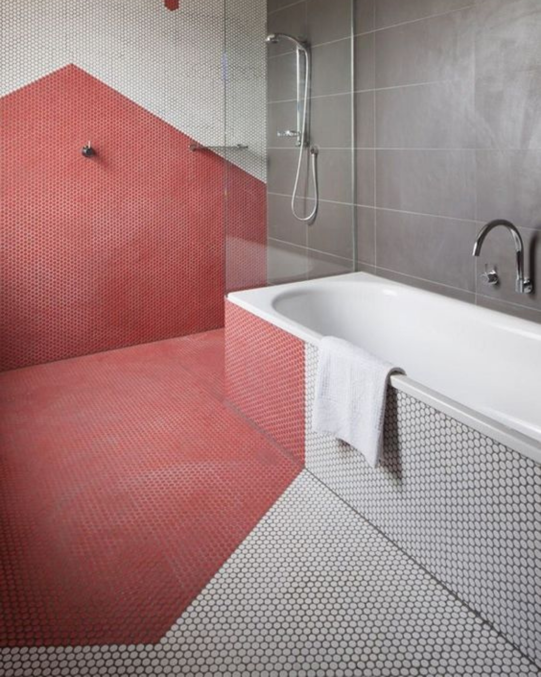 Built-in bathtub with hexagonal tiles