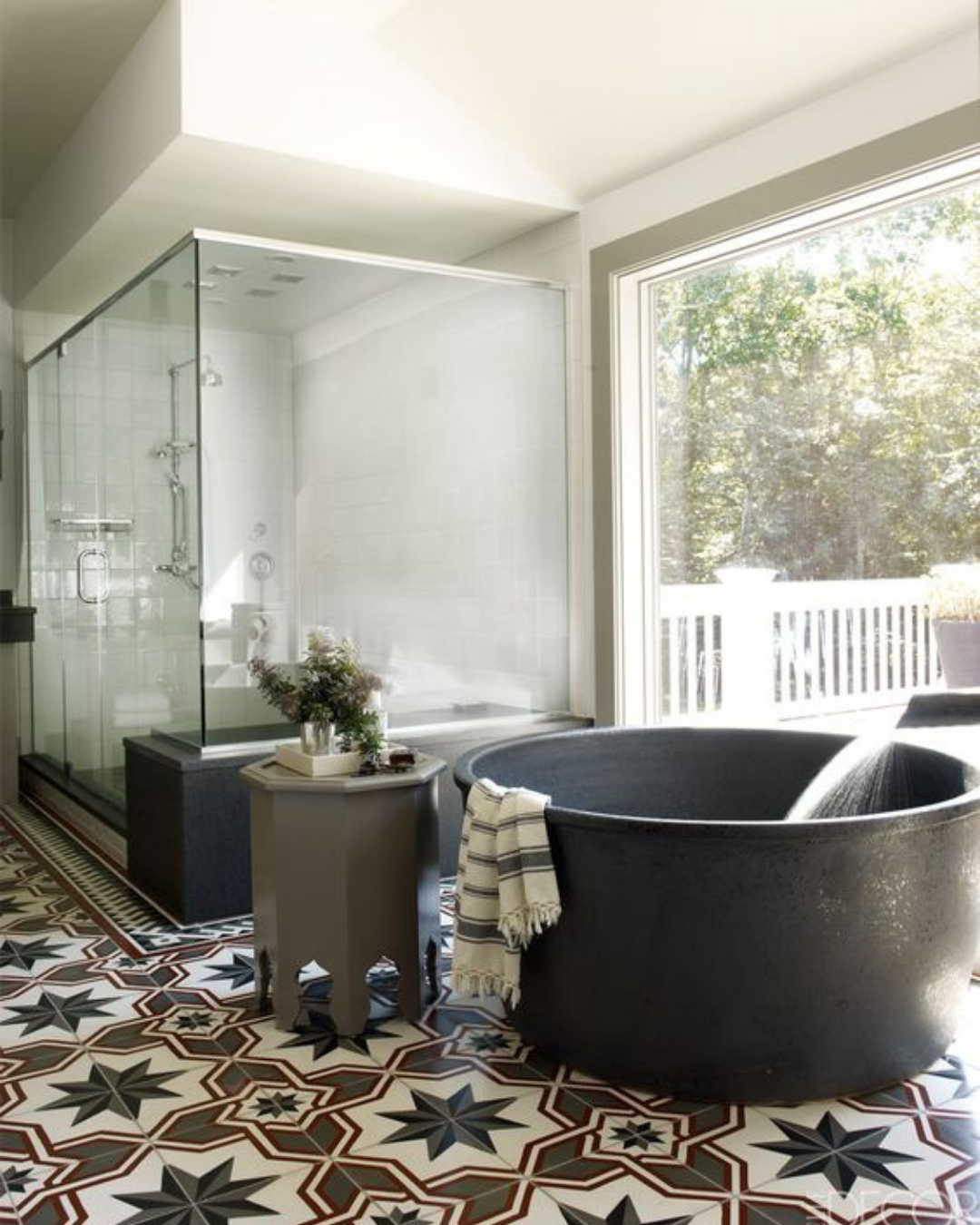 Black freestanding round bathtub