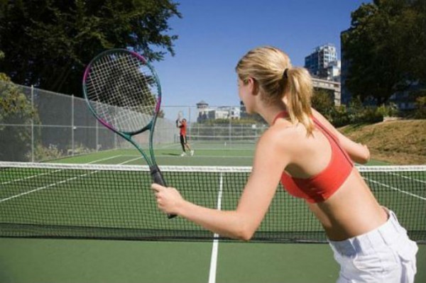 woman playing tennis