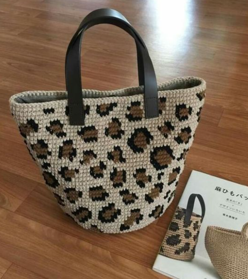 Crochet totem bag with leopard pattern