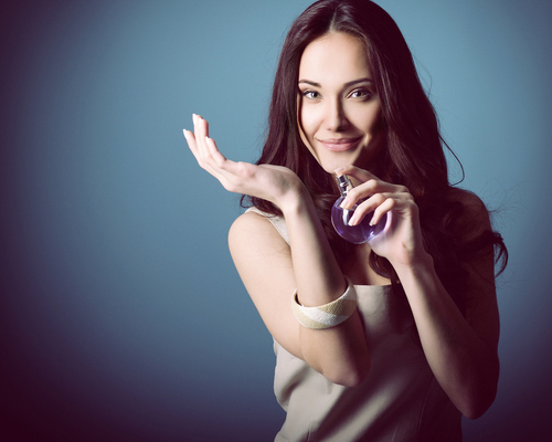 woman using perfume