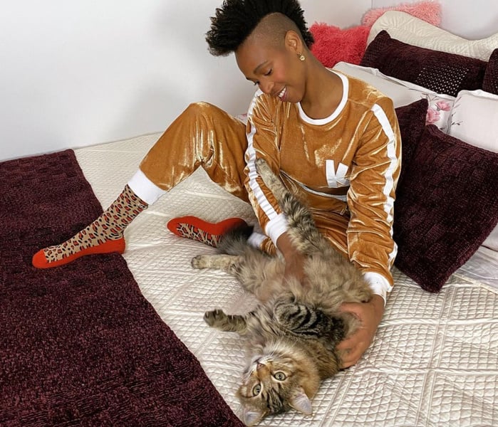 In the photo, Karol Conká appears with his cat