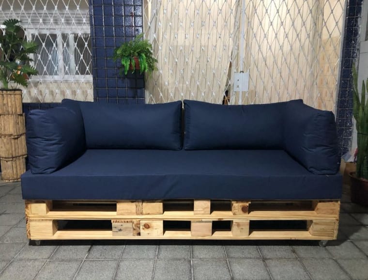 Pallet sofa bed