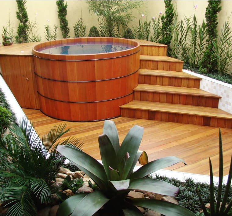 Hot tub with stairs