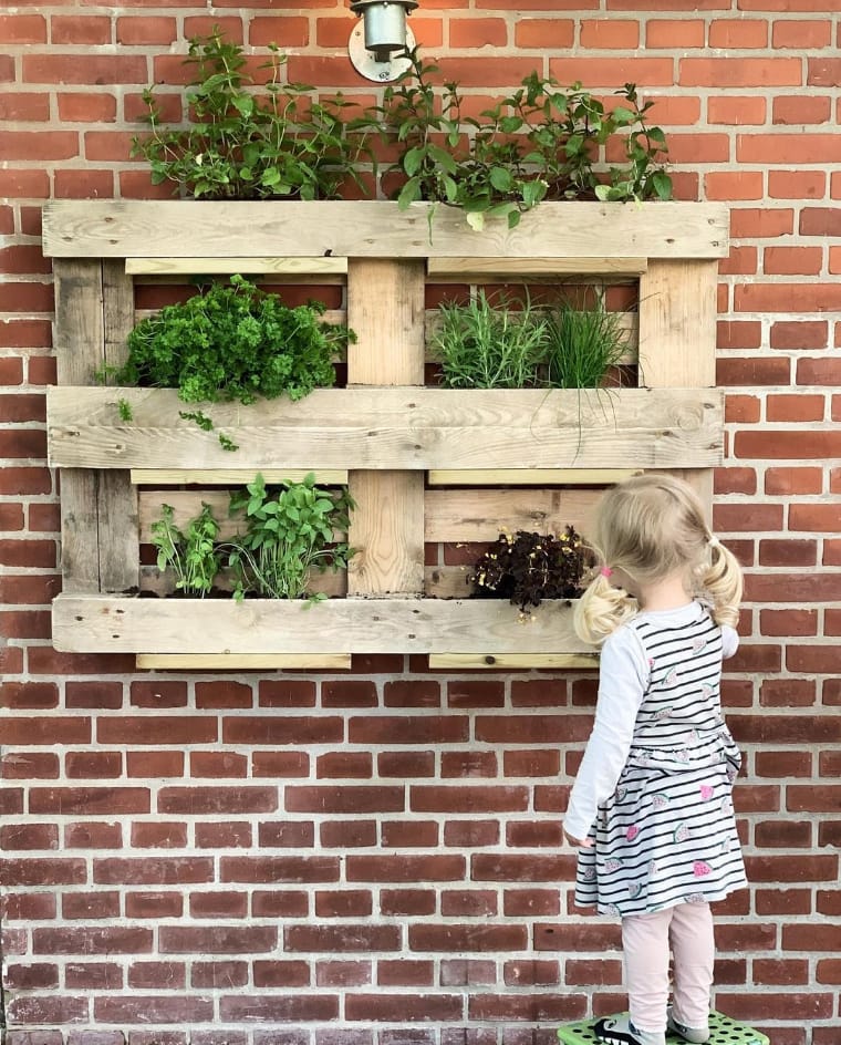 Vertical straw garden