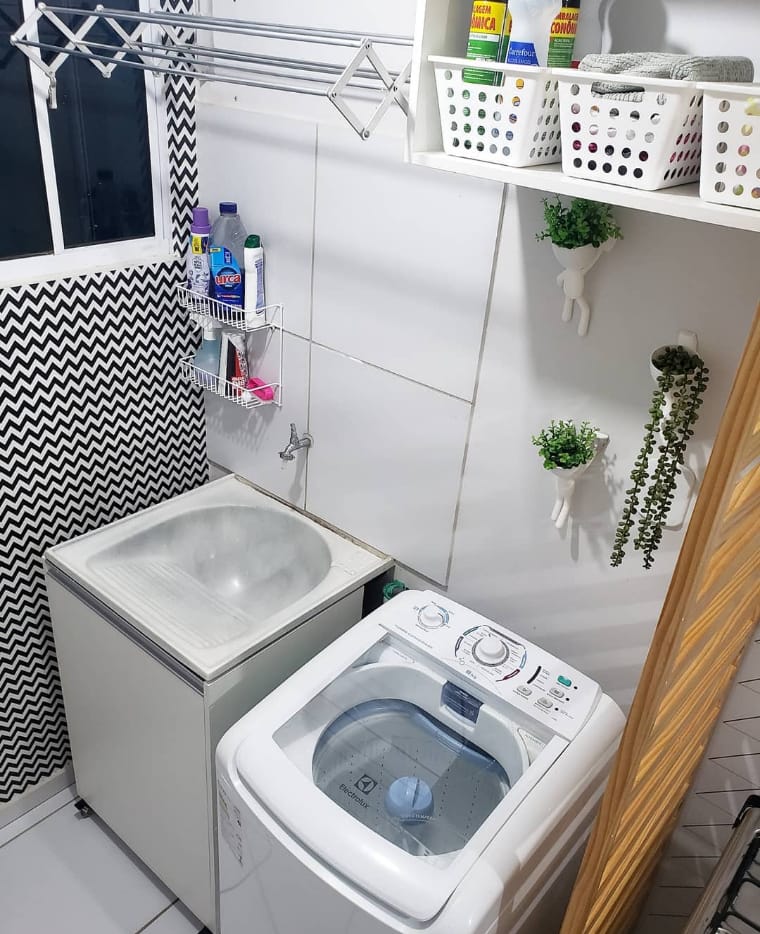 Laundry room with wallpaper