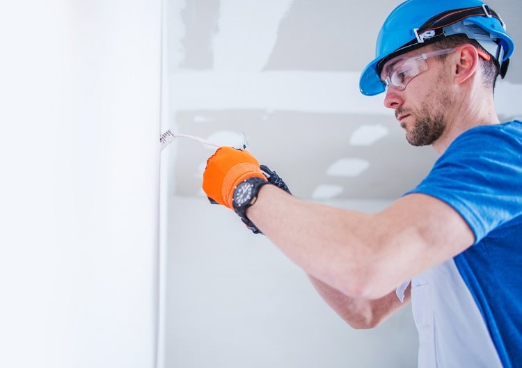 homme faisant une installation électrique