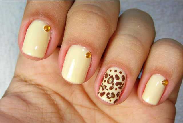 imagem de unhas decoradas com pedrinhas