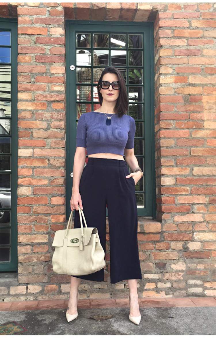 Look with high waist pantacourt pants + cropped top