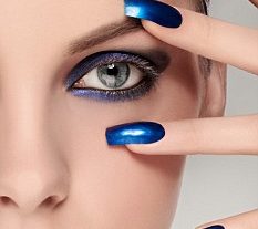 Jump into the blue nail trend