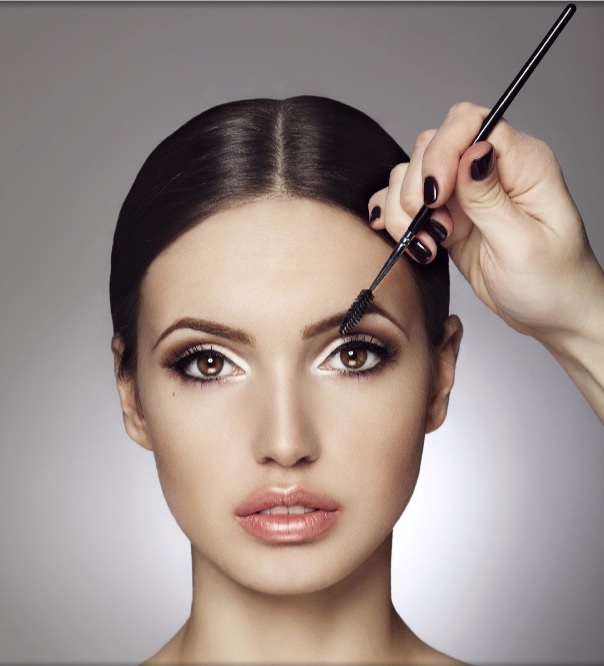 woman using mascara