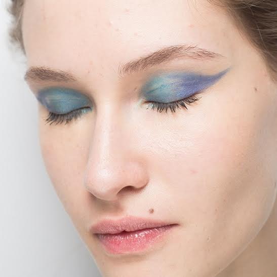 blue makeup is a trend for summer 2016