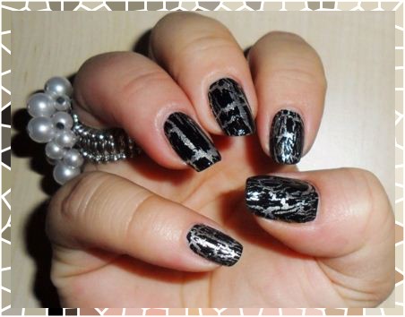 Nail Art: cracked nails with black and silver nail polish