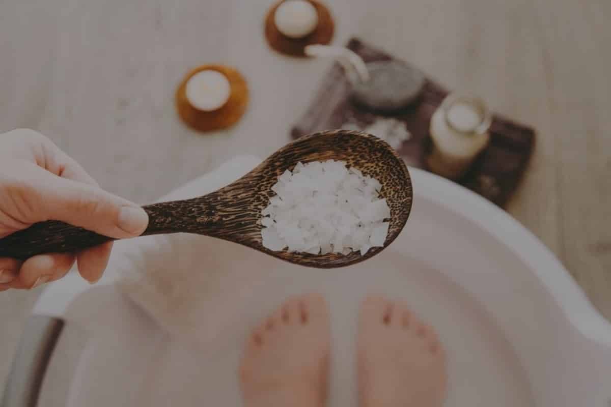 8 recipes on how to make homemade foot baths and the benefits of the practice