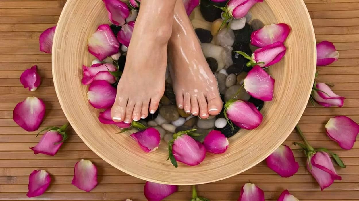 8 recipes on how to make homemade foot baths and the benefits of the practice