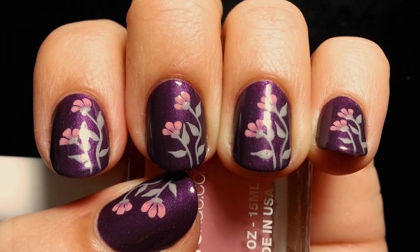 Nail decoration model with flowers