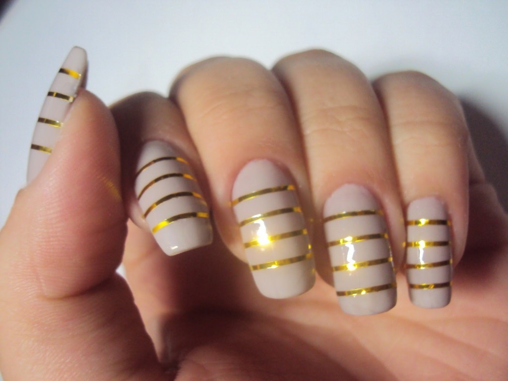 nail model decorated with gold thread