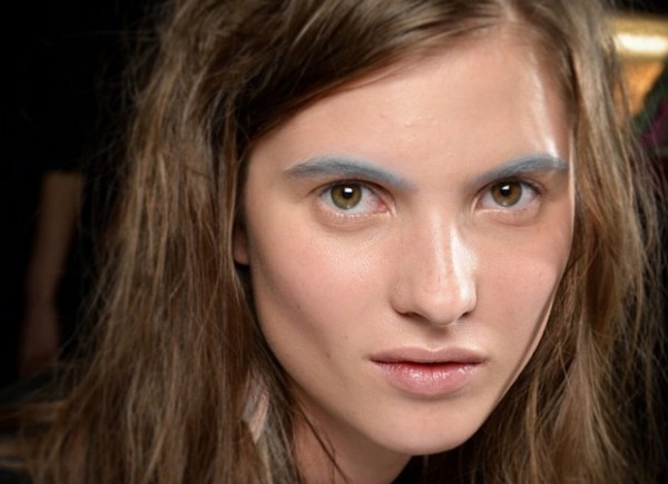 Highlighted eyebrows is one of the beauty trends