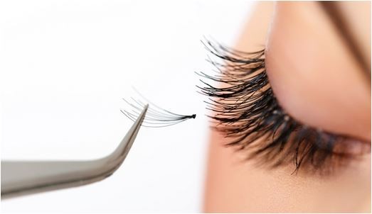 how to put on false eyelashes