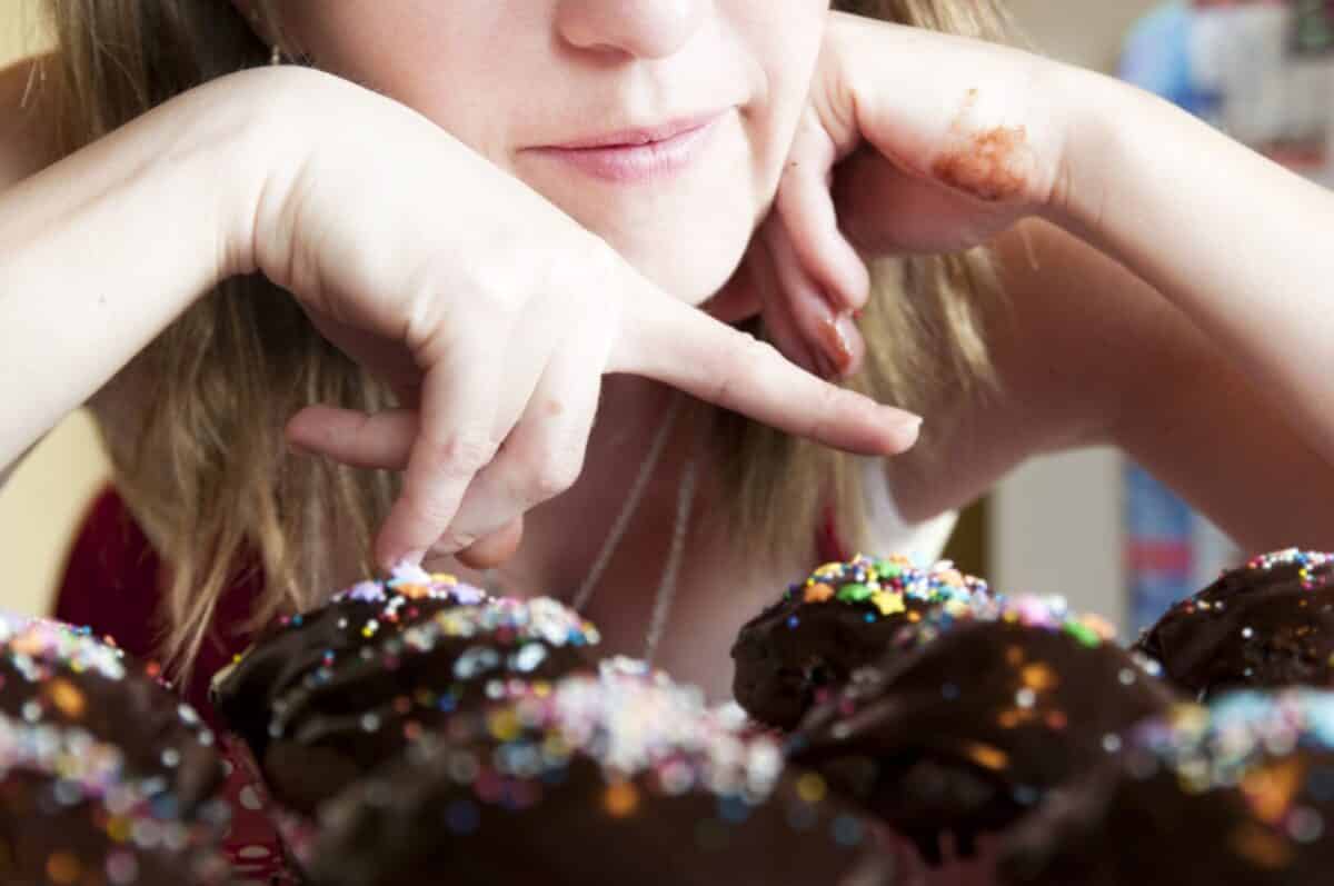 O que não comer na TPM - Alimentos proibidos e permitidos