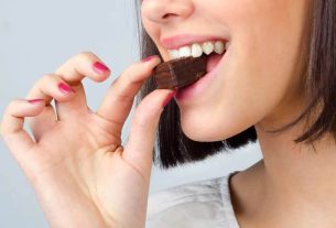 Does chocolate cause pimples?  7 foods that cause acne and how to reduce it