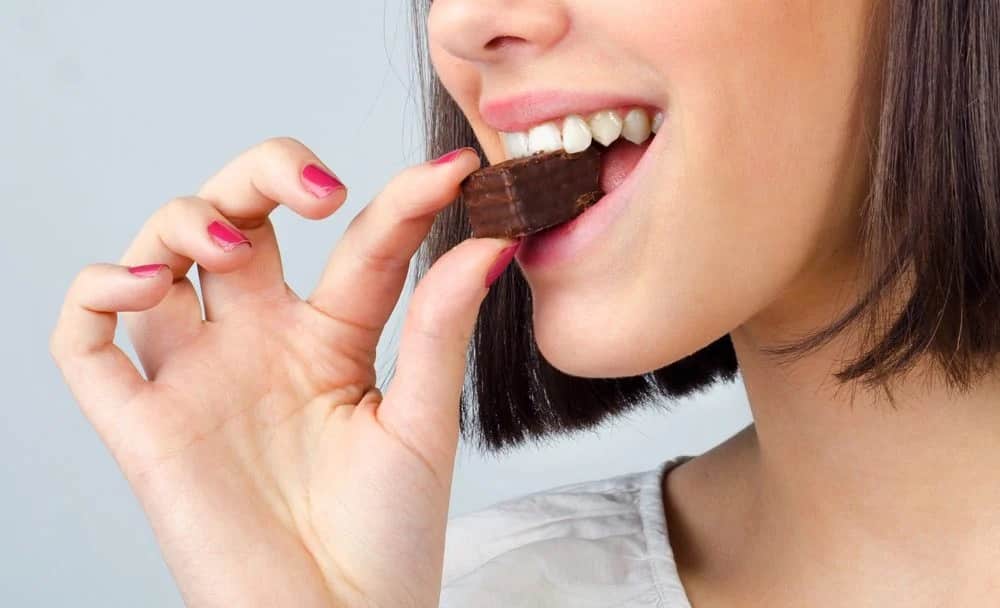 Does chocolate cause pimples?  7 foods that cause acne and how to reduce it