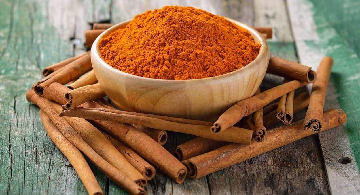 Simpatia para atrair dinheiro com canela: 5 simpatias poderosas