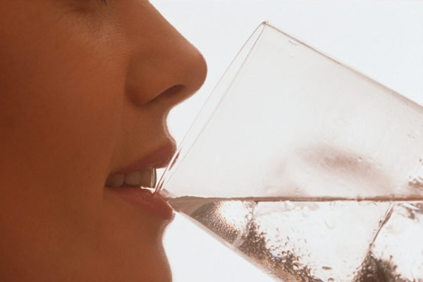 woman-drinks-water-600