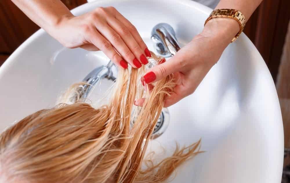 What causes frizz in hair