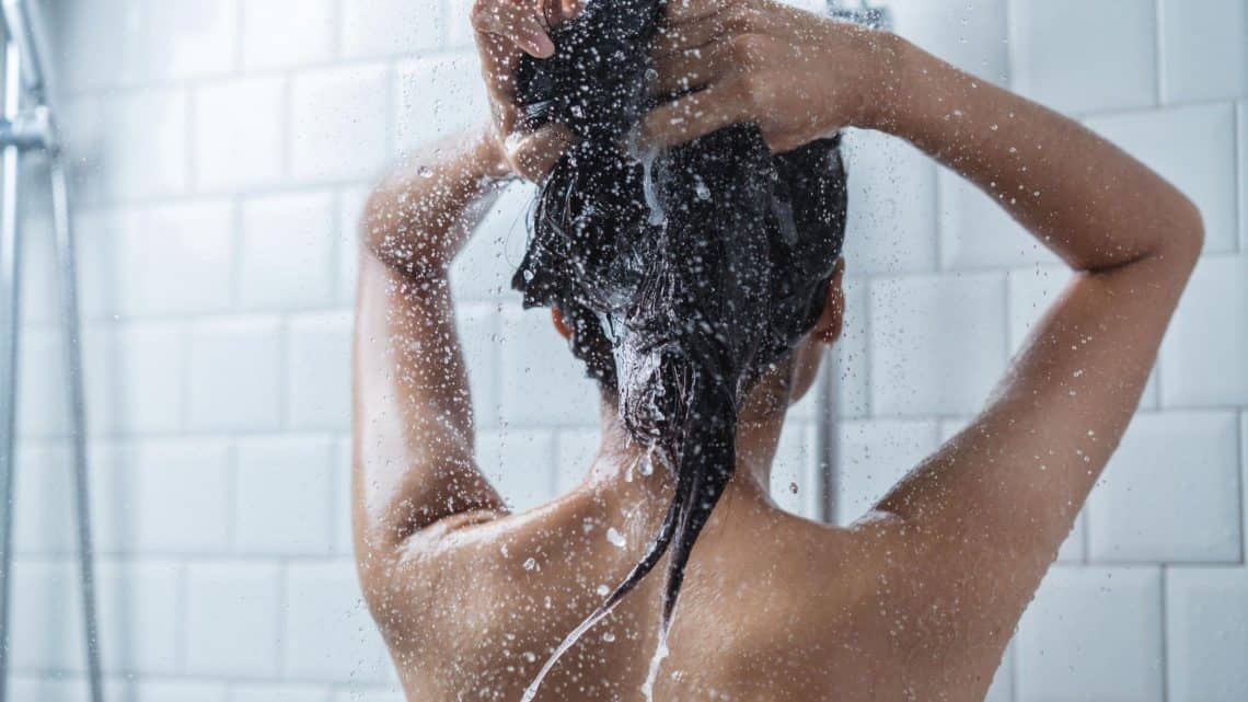 Wash your hair with mineral water