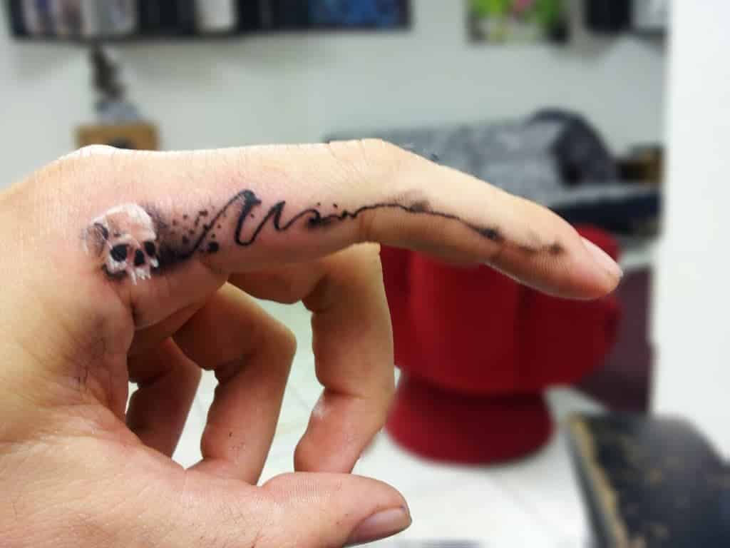 Finger tattoos: check out 100 ideas for inspiration