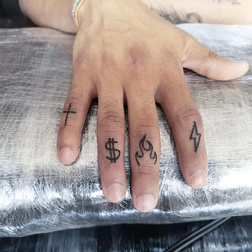 Finger tattoos: check out 100 ideas for inspiration