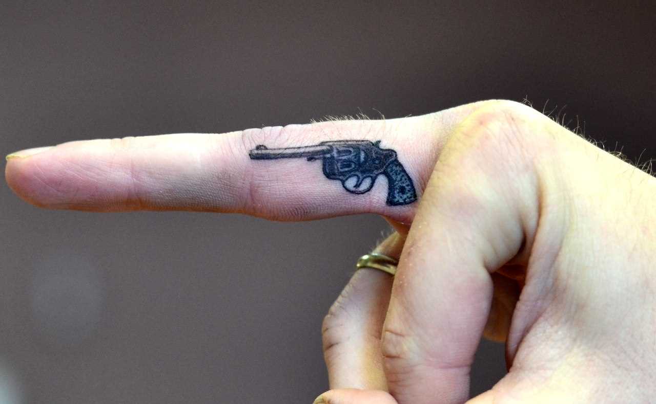 Finger tattoos: check out 100 ideas for inspiration