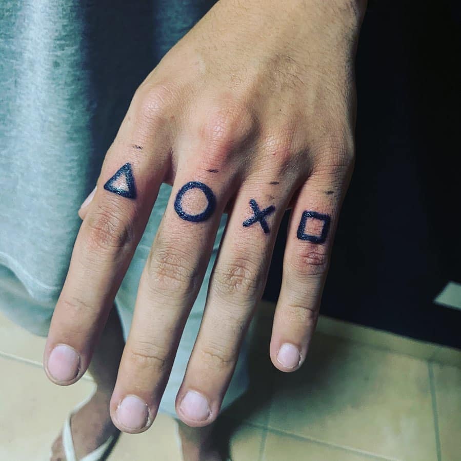 Finger tattoos: check out 100 ideas for inspiration