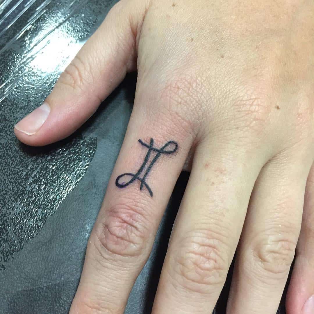 Finger tattoos: check out 100 ideas for inspiration