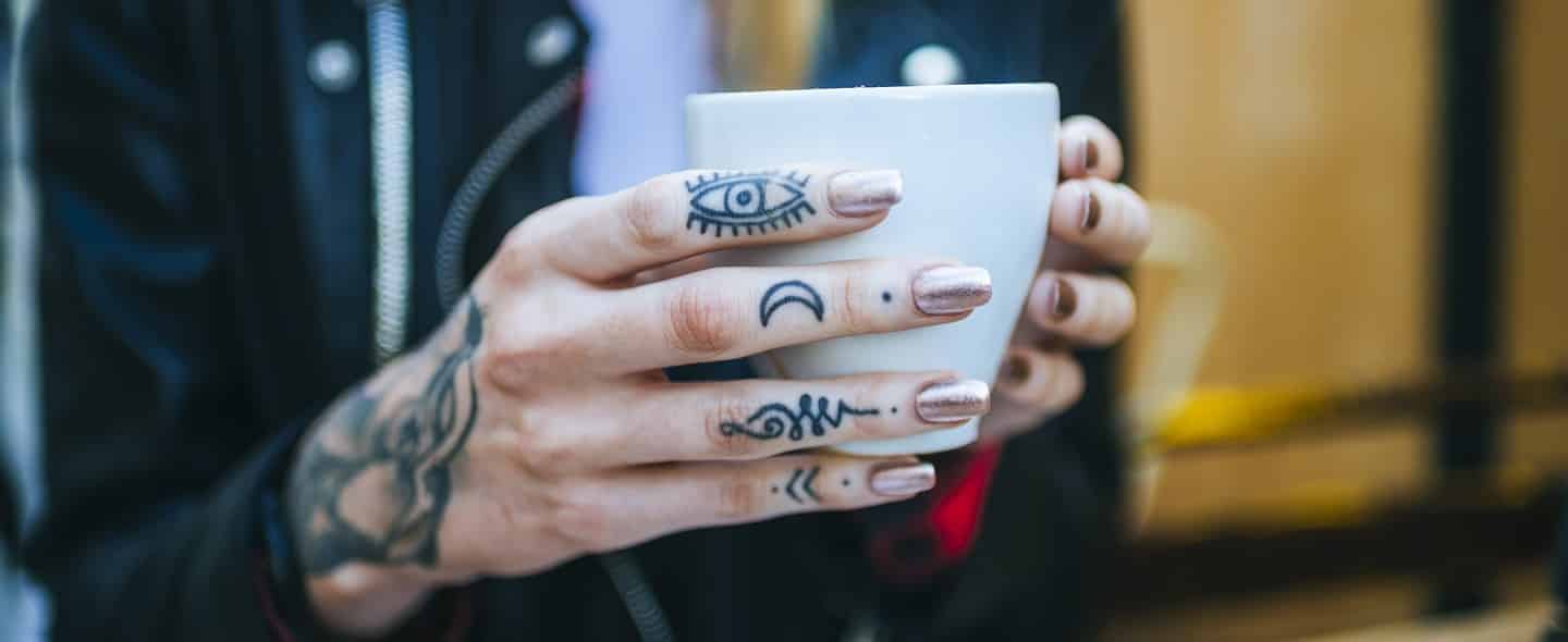 Finger tattoos: delicate, beautiful and discreet