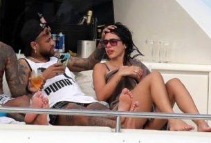 Neymar aparece com namorada em passeio de barco junto de amigos