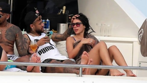 Neymar aparece com namorada em passeio de barco junto de amigos