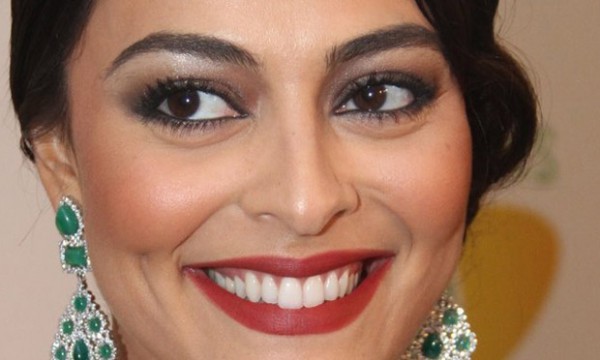 Juliana Paes using makeup with striking eyes for the night