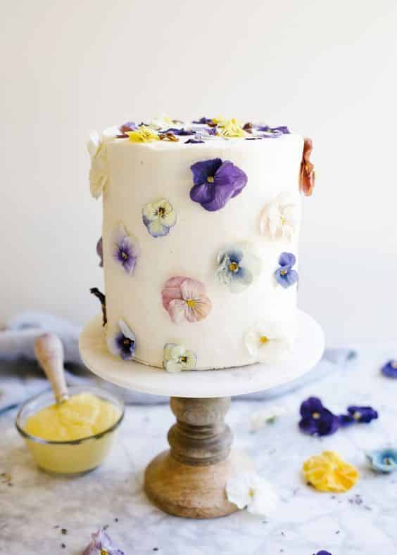 How to decorate cake with edible flowers