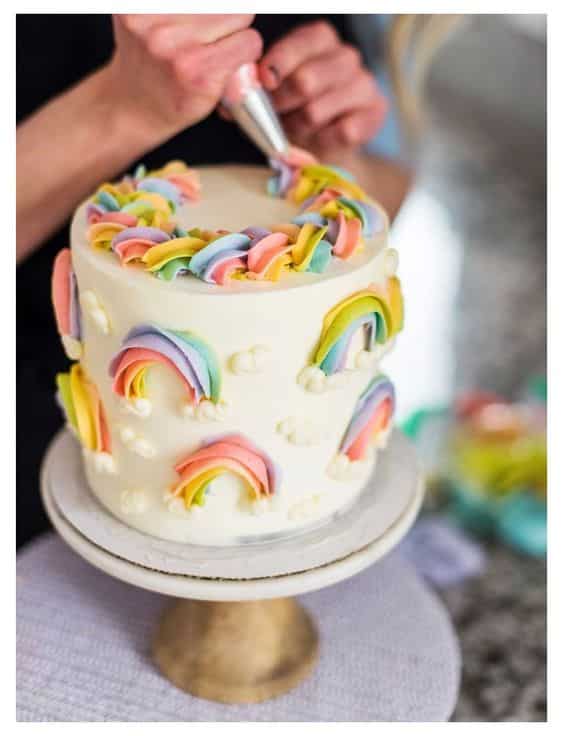 How to decorate cake with whipped cream colors