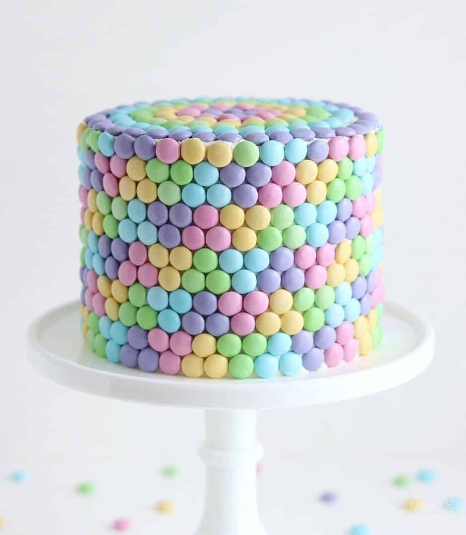 How to decorate cake with candies