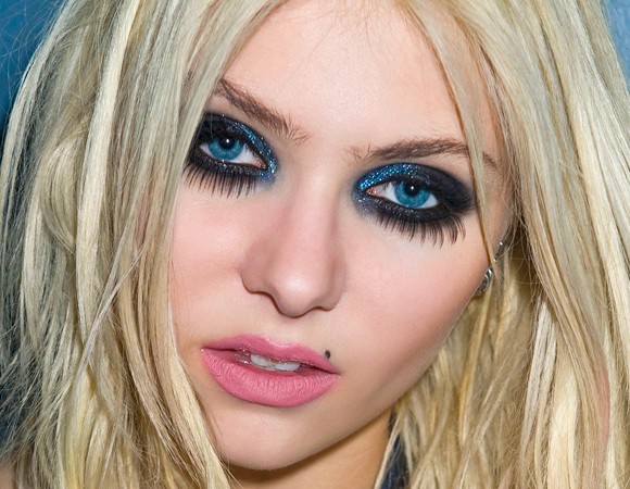 Taylor Momsen inspires Makes para Halloween