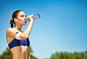 Does drinking water make you lose weight?  How to hydrate + flavoring ingredients