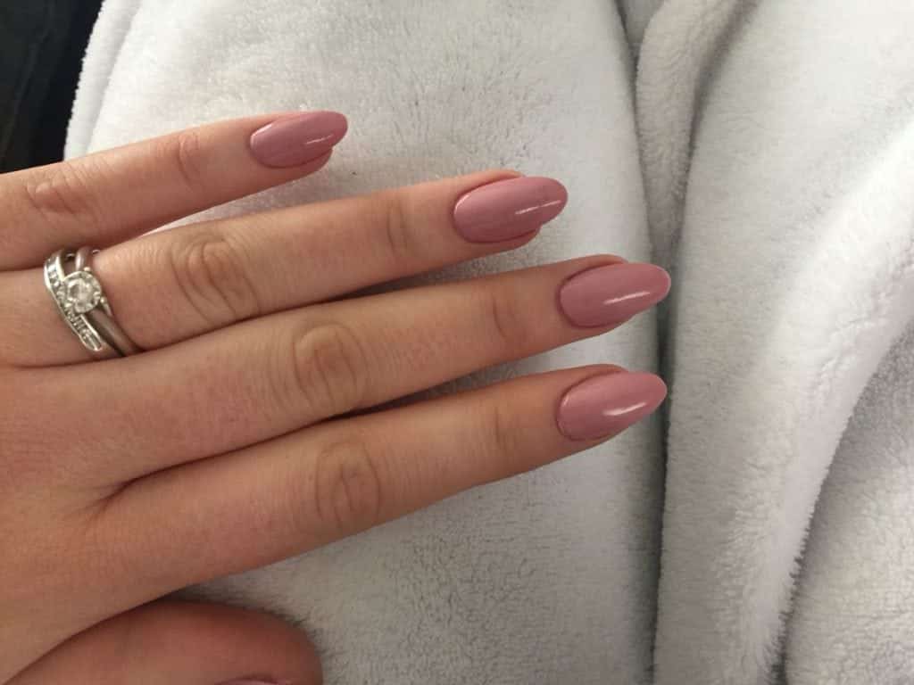 Oval nails - Difference to round ones, how to do them at home + inspirations