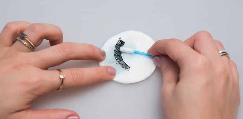 Remove glue from eyelashes