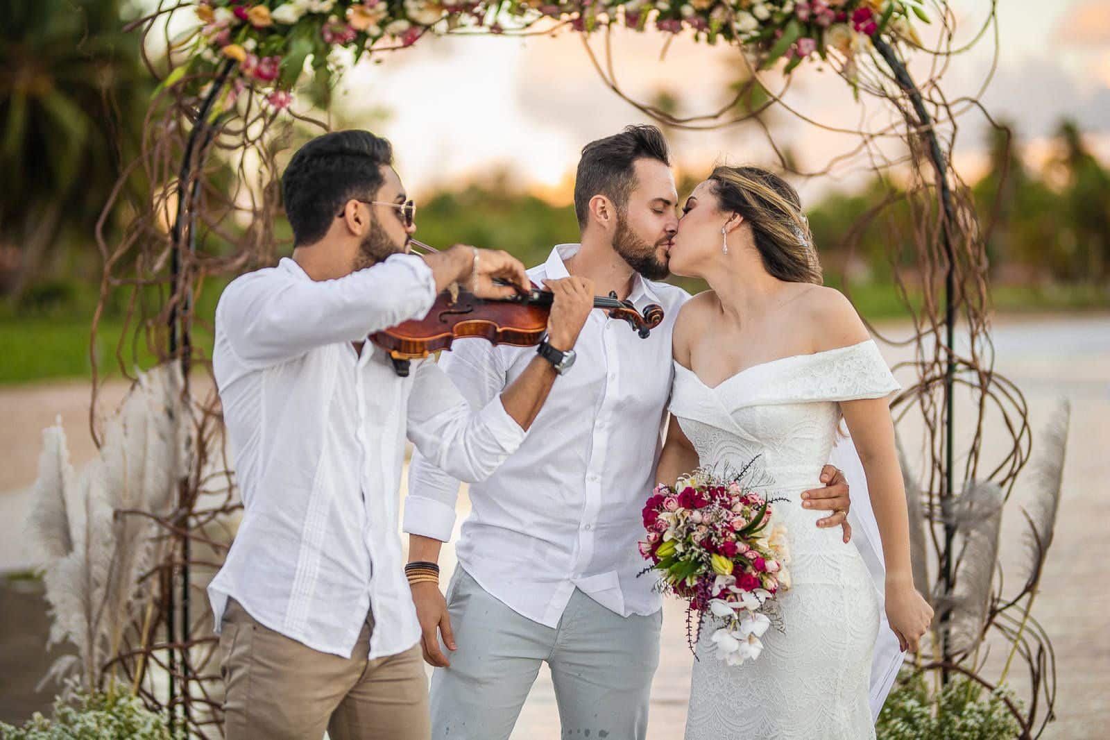 couple getting married in São Miguel dos Miraculos