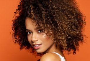 Cabelo crespo com luzes  – Dicas de cuidados + inspirações